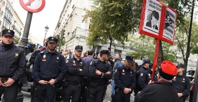 Agentes de la Policía Nacional ante la sede del Tribunal Supremo. - EFE