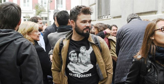 El diputado de ERC Gabriel Rufián, ante la sede del Tribunal Supremo. - EFE