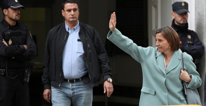 La presidenta del Parlament, Carme Forcadell, a sui salida del Tribunal Supremo, tras comparecer, con otros miembros de la Mesa de la Cámara, a raíz de la querella de la Fiscalía por la declaración de independencia catalana. REUTERS/Sergio Perez