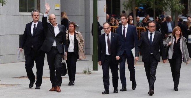 Los exmiembros del Govern Joaquín Forn, Raül Romeva, Dolors Bassa, Jordi Turull, Josep Rull y Meritxell Berrás a su llegada a la sede de la Audiencia Nacional. - EFE