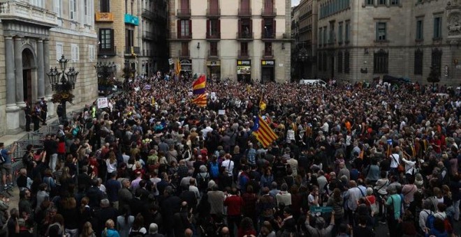 Cientos de personas se han concentrado este mediodía en la plaza de Sant Jaume de Barcelona, convocados por la ANC, para mostrar su solidaridad con los cargos políticos citados a declarar en Madrid. EFE/Javier Etxezarreta