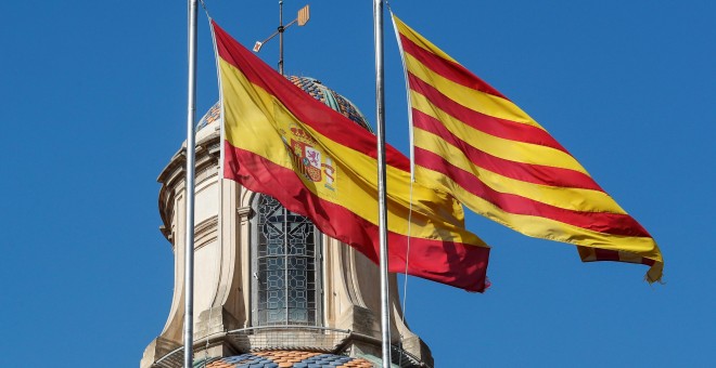 La bandera española y la senyera  en lo alto del Palau de la Generalitat, en Barcelona. REUTERS/Yves Herman
