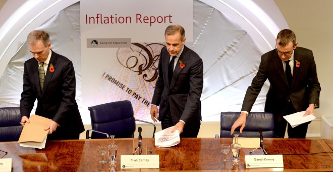 El gobernador del Banco de Inglaterra (BoE, según sus siglas en inglés), Mark Carney (c) a su llegada a la presentación del informe sobre inflación de la entidad, en la sede del banco, en la City de Londres.REUTERS/Stefan Rousseau