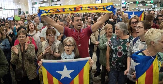 Recibimiento a Anna Simó y Joan Josep Nuet en la estación de Sants. / EFE