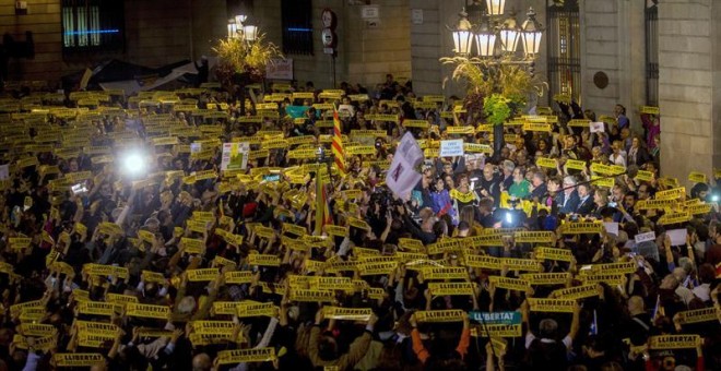 Miles de presonas se concentran frente al Ayuntamiento de Barcelona. - EFE