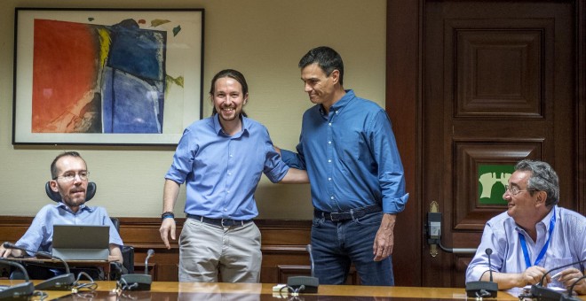 Los líderes de Podemos y del PSOE, Pablo Iglesias y Pedro Sánchez, ´respectivamente, en una reunión de delegaciones de ambas formaciones antes del verano en el Congreso de los Diputados.