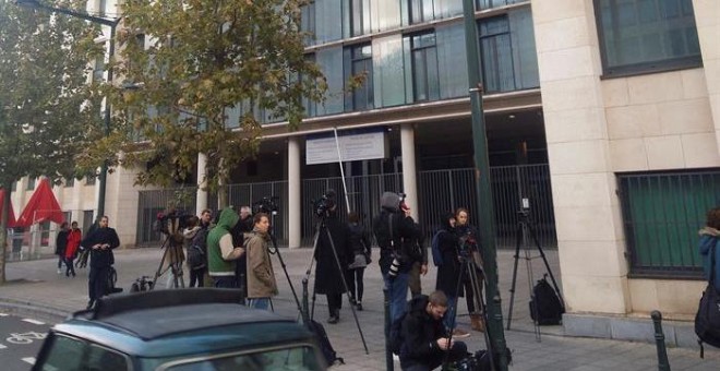 Fachada de la Fiscalía de Bruselas donde esperan nuimerosos medios de comunicacion. La Fiscalía belga ordenará a la policía detener al expresidente de la Generalitat y sus exconsellers antes de designar a un juez de instrucción que les tome declaración pa