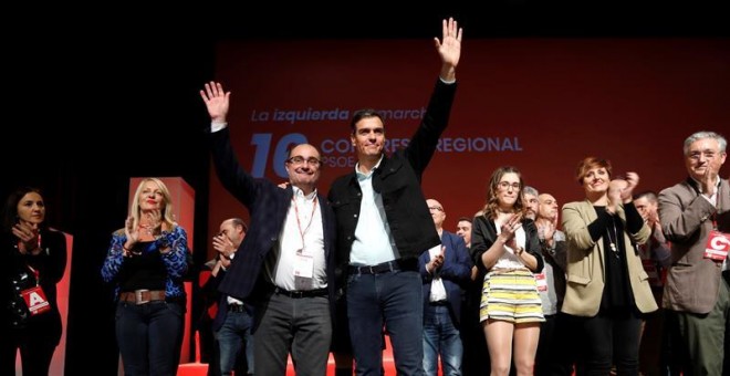 El secretario general del PSOE, Pedro Sánchez (d), y el reelegido líder de los socialistas aragoneses, Javier Lambán (i), durante la clausura del 16º Congreso Regional del partido en Aragón que supone el punto de partida de un nuevo proyecto con una direc