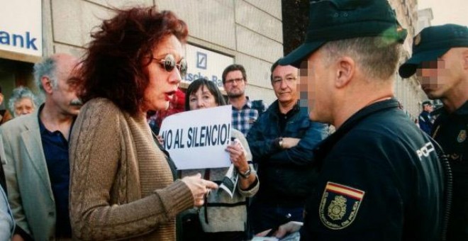 Cristina Fallarás hablando con un agente de Policía.