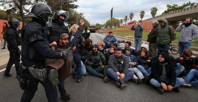 Los Mossos se llevan a una persona en Barcelona durante la huelga en Catalunya. REUTERS/Albert Gea