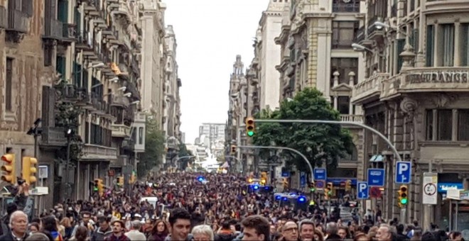 La Via Laietana de Barcelona, poc després de la concentració a Plaça de Sant Jaume per demanar la llibertat dels presos polítics, en la jornada de vaga d'aquest dimecres