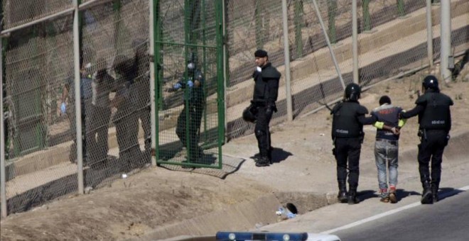 Una de las devoluciones en caliente en la valla de Melilla por las que Estrasburgo ha condenado a España, el 13 de agosto de 2014.- EFE