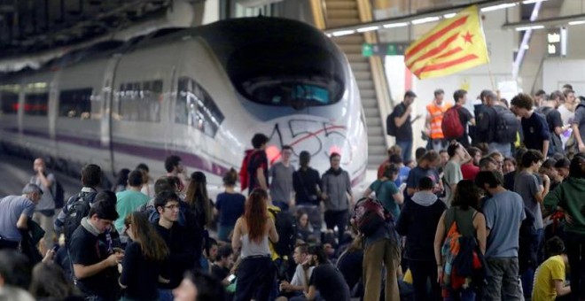 Varias decenas de manifestantes, la mayoría de ellos estudiantes, han cortado seis vías del AVE de la estación de Sants de Barcelona, en el marco de las protestas con motivo de la huelga general convocada hoy en Cataluña por el sindicato minoritario Inter