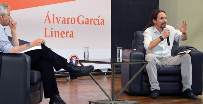 El secretario general Podemos, Pablo Iglesias, hablando junto al vicepresidente de boliviano, Álvaro García Linera, durante una conferencia sobre 'Cambio Político y Revolución'.EFE/Cortesía Vicepresidencia de Bolivia