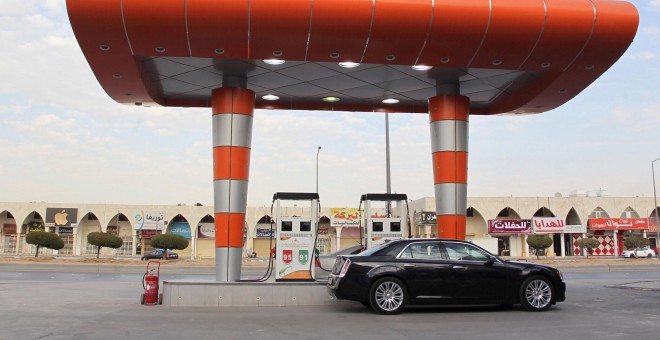 Un conductor espera dentro de su coche para poder repostar en una gasolinera de Riyadh. REUTERS/Faisal Al Nasser