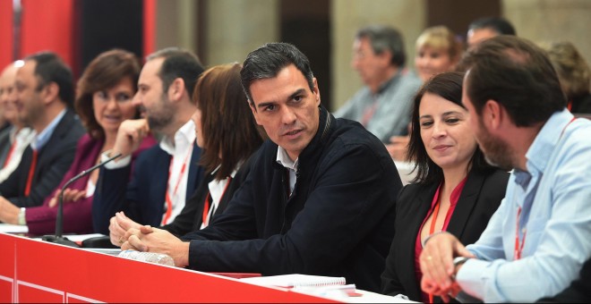 El secretario general del PSOE, Pedro Sánchez, y la presidenta, Cristina Narbona, junto a otros líderes socialistas, durante la reunión del Comité Federal del partido en Alcalá de Henares. EFE/FERNANDO VILLAR