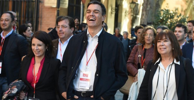 El secretario general del PSOE, Pedro Sánchez, y la presidenta, Cristina Narbona, junto a otros líderes socialistas, se dirigen a la reunión del Comité Federal del partido, tras haber celebrado el Consejo de Política Federal en Alcalá de Henares. EFE/FERN