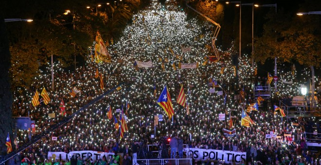 Los participantes en la manifestación para exigir la salida de prisión de los presidentes de la ANC y Òmnium Cultural, Jordi Sánchez y Jordi Cuixart, y de los ocho consellers cesados del Govern encienden sus móviles. REUTERS/Albert Gea