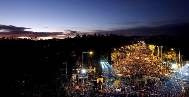 Vista general de la manifestación convocada por la ANC y Omnium en Barcelona para exigir la libertad de Jordi Sánchez, Jordi Cuixart y los miembros del Govern cesados, que han sido encarcelados por orden de la Audiencia Nacional. EFE/Alberto Estévez