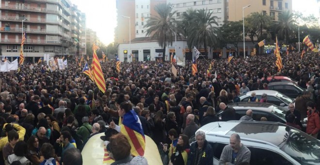 Detall de la manifestació a la cantonada dels carrers Marina i Pallars