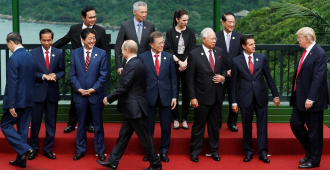 Los presidentes de EEUU y de Rusia, Donald Trump y Vladimir pUTIN, a su llegada para la foto de familia de la cumbre de la APEC en Danang, Vietnam. REUTERS/Jorge Silva