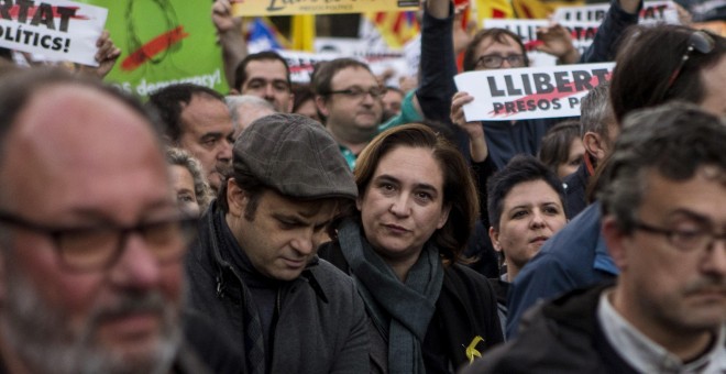 La alcaldesa de Barcelona Ada Colau participa en la manifestación concocada por la ANC y Omnium en Barcelona para exigir la libertad de Jordi Sánchez, Jordi Cuixart y los miembros del Govern cesados, que han sido encarcelados por orden de la Audiencia Nac