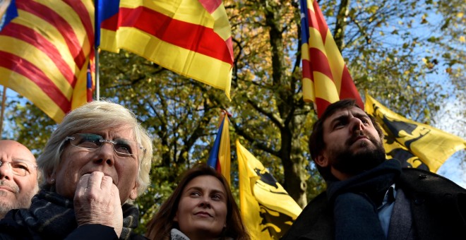 Los conselles cesados d Govern Meritxell Serret, Clara Ponsati y Antoni Comin, en la concentración convocada por ANC en Bruselas. REUTERS/Eric Vidal