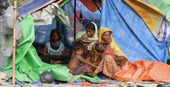 Mujeres y  niños rohinyas en un campamento de refugiados cerca de la frontera entre Myanmar y Bangladesh. EFE/EPA/HEIN