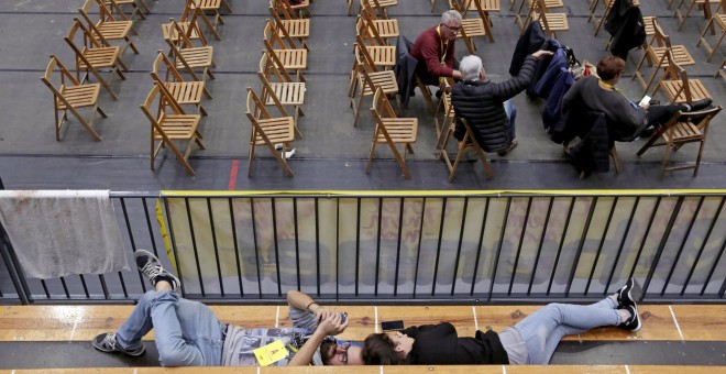 Militantes de la CUP durante la Asamblea en Granollers (Barcelona). EFE/Susanna Sáez