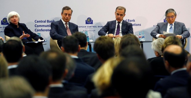 De izquierda a derecha, la presidenta de la Reserva Federal (Fed), Janet Yellen, el del BCE, Mario Draghi, el gobernador del Banco de Inglaterra (BoJ), Mark Carney, y el del Banco de Japón (BoJ), Haruhiko Kuroda, en el seminario organizado por el banco ce