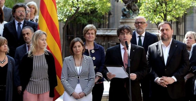 Carles Puigdemont junto a su gabinete durante el anuncio de la fecha para el referéndum del 1-O. EFE/Toni Albir