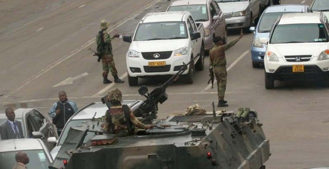 Un tanque del Ejército corta el tráfico en una avenida de Harare. | REUTERS