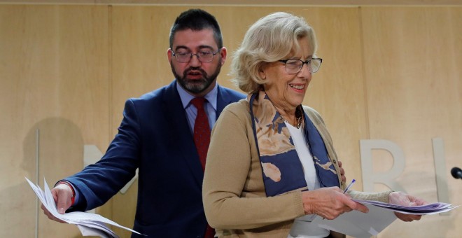 La alcaldesa de Madrid, Manuela Carmena, junto al delegado de Economía y Hacienda, Carlos Sánchez Mato. EFE/ Juan Carlos Hidalgo