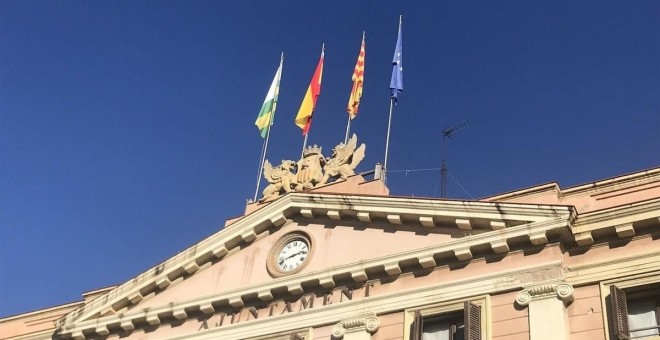 Las banderas española y europea, en el Ayuntamiento de Sabadell. / EP