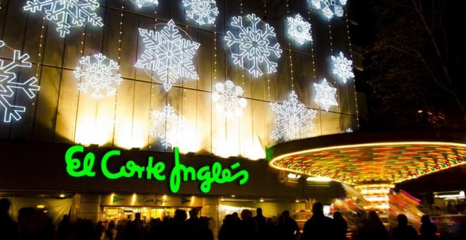 Un centro de El Corte Inglés con la decoración navideña.