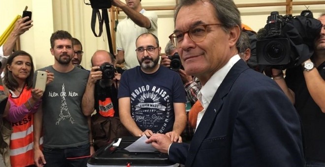 El exptesidente de la Generalitat Artur Mas vota en el referéndum del 1-O. EUROPA PRESS