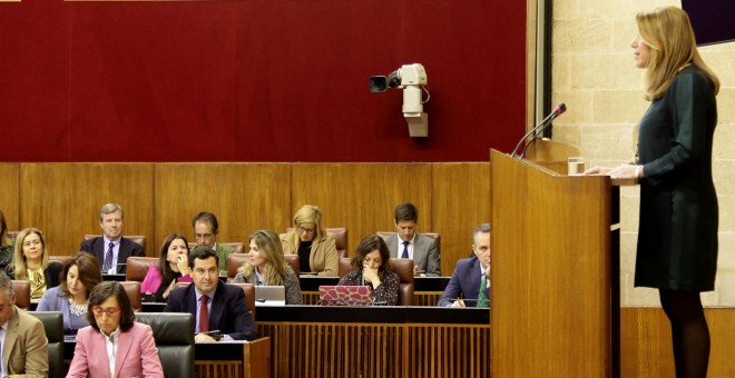 El presidente del Grupo Popular, Juan Manuel Moreno, escucha la intervención de la presidenta de la Junta de Andalucía