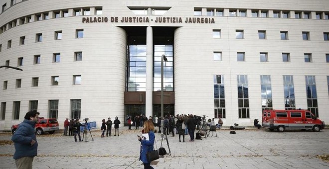 Un gran número de medios de comunicación se han acreditado para cubrir este lunes el inicio del juicio en el Tribunal Superior de Justicia de Navarra contra 'La Manada'. EFE/ Jesus Diges