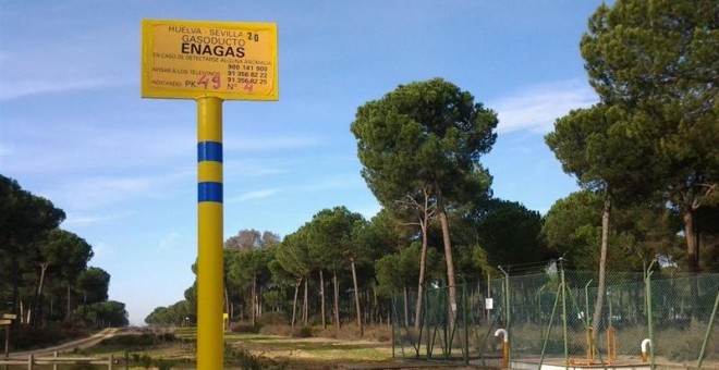 Señal que indica el proyecto de gas natural de Doñana. E.P.