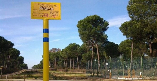 Señal que indica el proyecto de gas natural de Doñana. E.P.