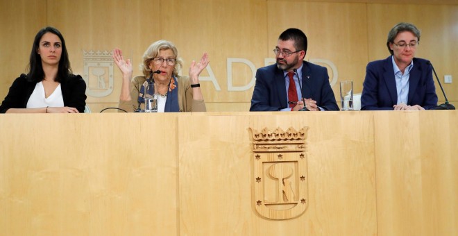 La alcaldesa de Madrid, Manuela Carmena (2i), junto al delegado de Economía y Hacienda, Carlos Sánchez Mato (2d); la teniente de alcalde, Marta Higueras (d), y la portavoz municipal, Rita Maestre (i), durante la rueda de prensa en la que han explicado las