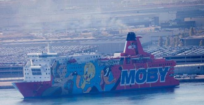 El crucero Moby Dada, más conocido como el 'Piolín', abandonó este jueves el puerto de Barcelona tras casi dos meses alojando a policías. EFE/ Quique García
