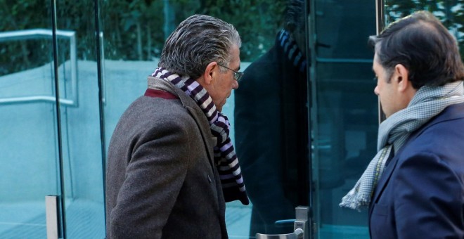 El ex secretario general del PP de Madrid Francisco Granados, acompañado por su abogado Javier Vasallo, a su llegada a la Audiencia Nacional. EFE/ Mariscal