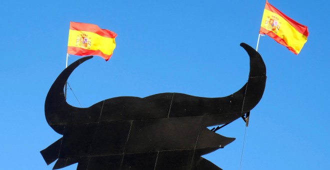 El toro de Osborne decorado con banderas de España. /REUTERS