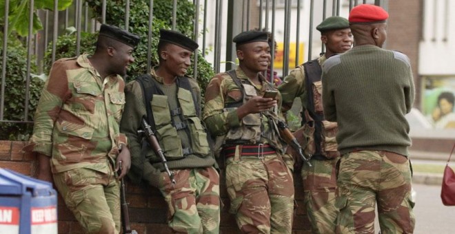 Soldados de Zimbabue en las calles de Harare. REUTERS/Philimon Bulawayo