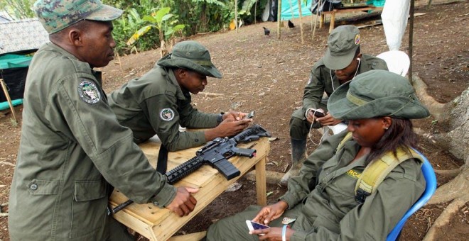 Guerrilleros de las Farc pasan el tiempo en un campamento transitorio. EFE /Archivo