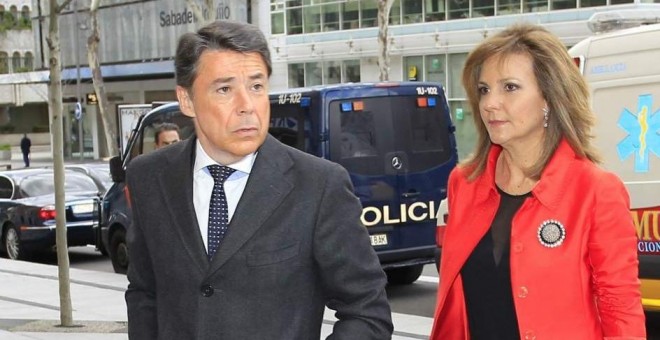 El expresidente de la Comunidad de Madrid, Ignacio González, y su mujer, Lourdes Clavero. / EFE