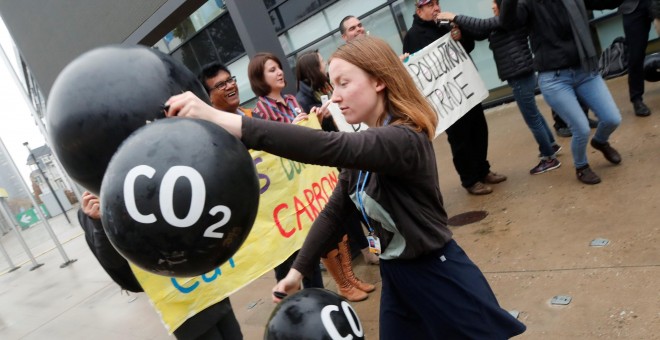 Una activista protesta contra las emisiones de CO2 en la cumbre climática de Bonn, Alemania.- REUTERS