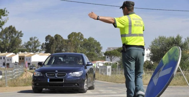 Un agente de la Guardia Civil de Tráfico en un control de carretera. E.P.