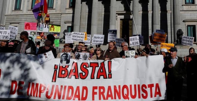 Concentración a las puertas del Congreso de los Diputados convocada por el Encuentro Estatal de Colectivos de Memoria Histórica y Víctimas del Franquismo para denunciar la impunidad del franquismo y reclamar una ley que reconozca a las víctimas. EFE/ Fer